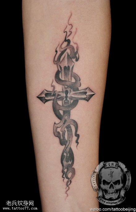 帅气霸酷十字架纹身图案