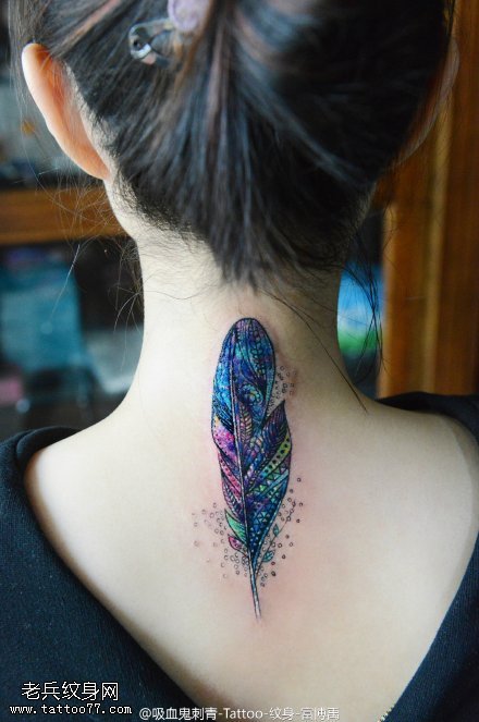 色彩斑斓羽毛纹身图案