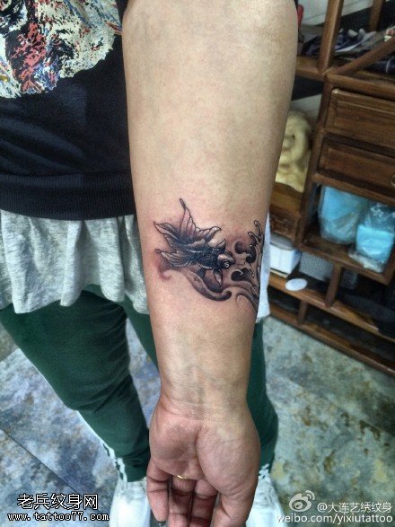 逼真的小金鱼纹身图案