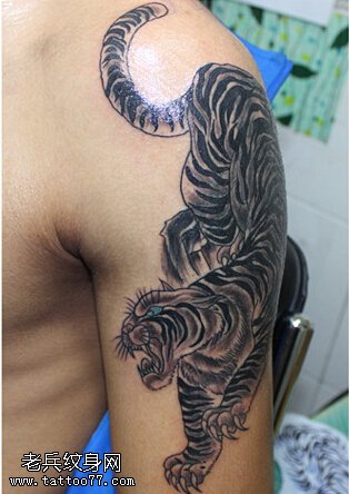 大臂上的下山虎纹身图案