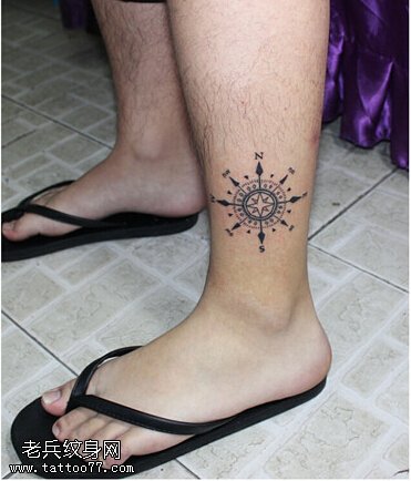清新简洁的指南针纹身图案