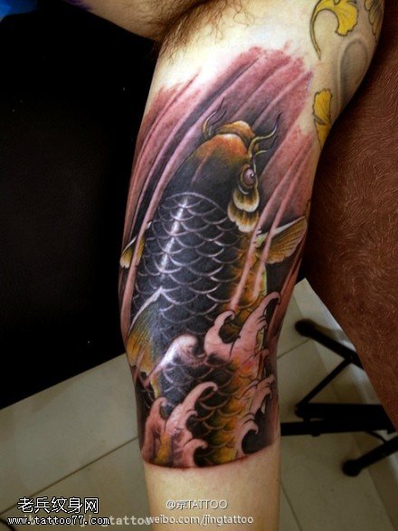 墨色鲤鱼跃纹身图案