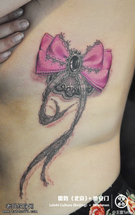 粉色漂亮蝴蝶结纹身图案
