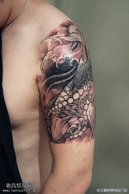 墨色大气锦鲤纹身图案