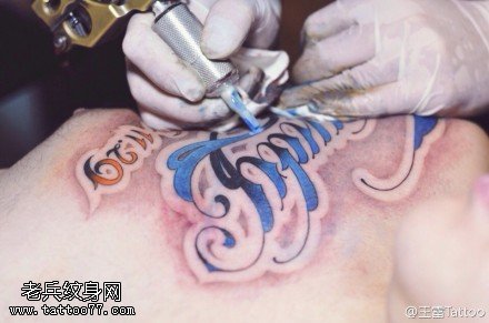 蓝色帅气英文纹身图案