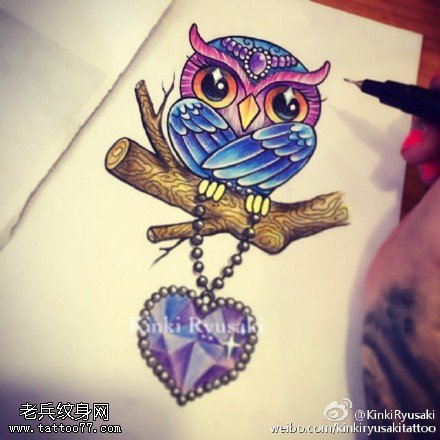 彩色呆萌可爱的猫头鹰手稿纹身图案