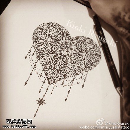 一款超级闪亮的心形手稿纹身图案