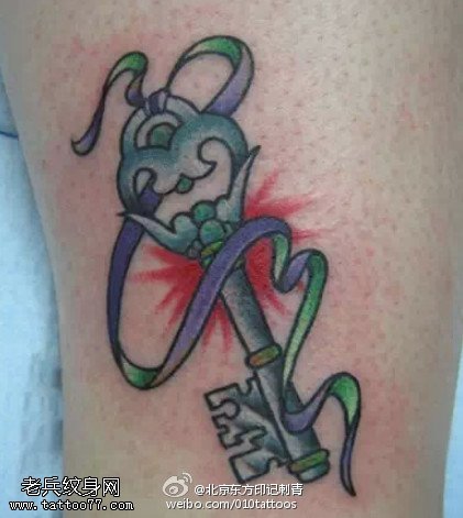 一把彩色的钥匙纹身图案