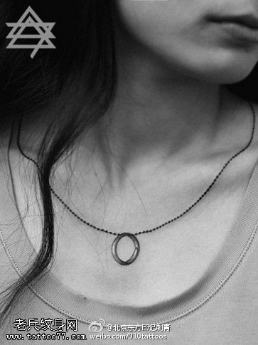 脖子上漂亮的项链纹身图案