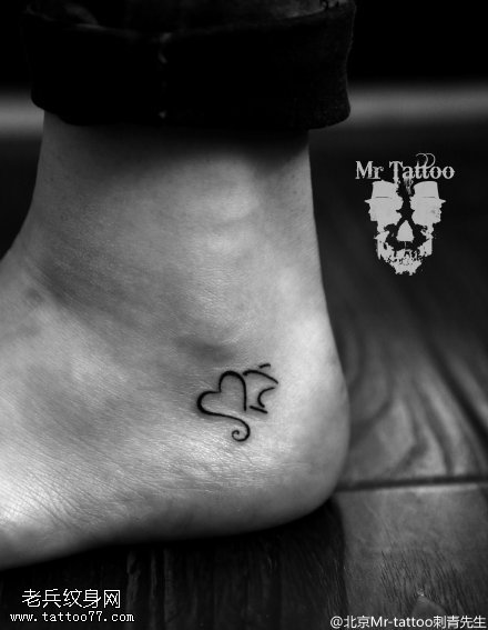 清新简单的心形纹身图案
