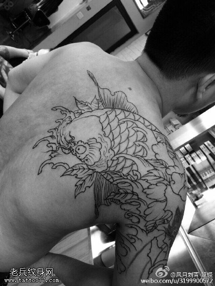 大气的线条锦鲤纹身图案