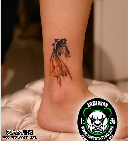 简单的一条小金鱼纹身图案