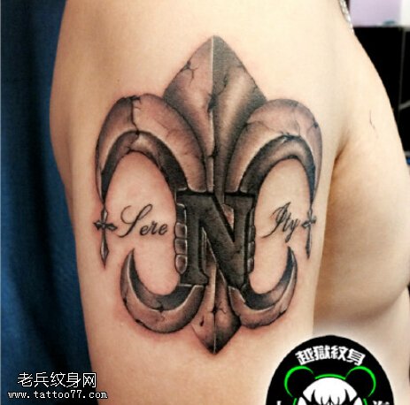 逼真大气的克罗心纹身图案