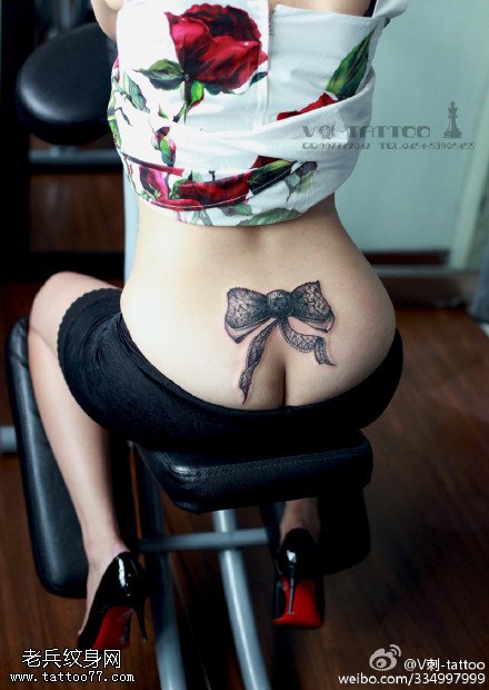 臀部逼真的蝴蝶结纹身图案