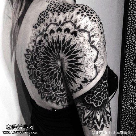 经典传统肩膀梵花纹身图案