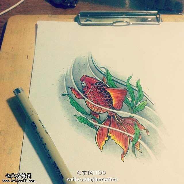 色彩鲜艳金鱼悠然戏水纹身图案手稿