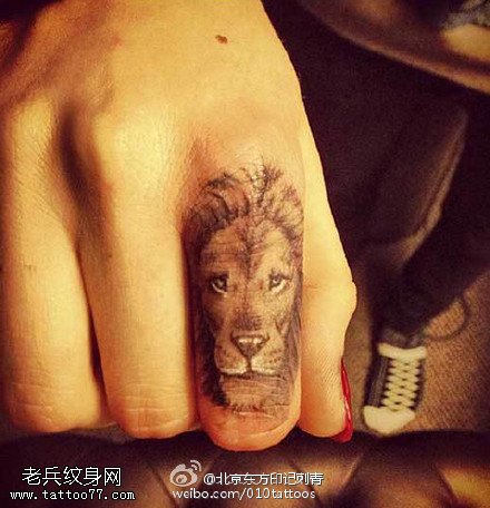 手指上精美的狮子头纹身图案