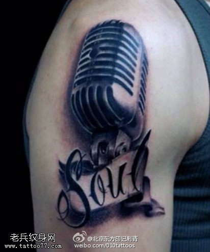 肩部一款逼真霸气的麦克风纹身图案