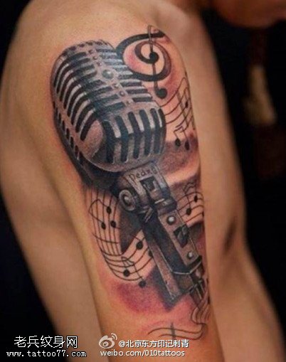 逼真的麦克风音符纹身图案