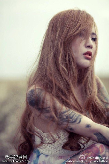 忧郁的美女纹身图案