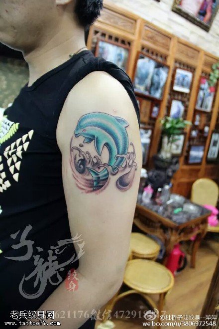 肩部部蓝色小海豚纹身图案