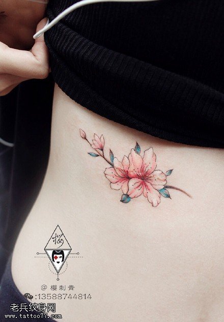腰部好看的桃花纹身图案