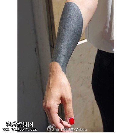 手腕黑灰纹身图案