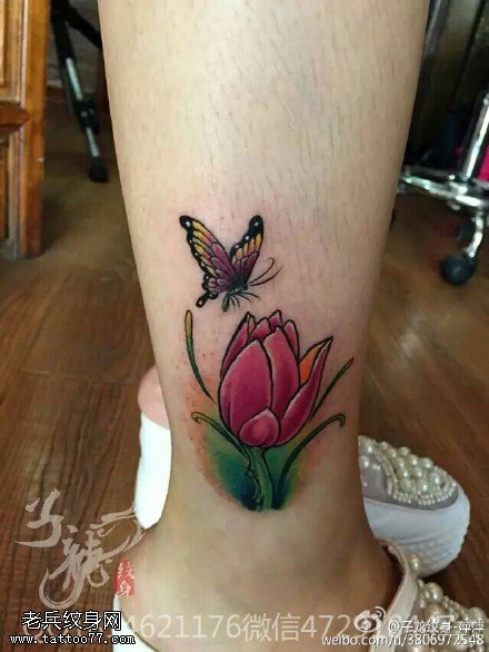 脚腕上漂亮的郁金香蝴蝶纹身图案
