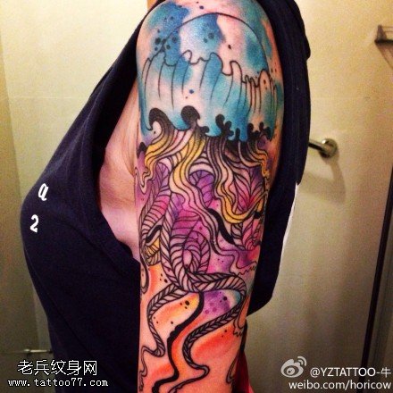 手臂彩色泼墨水母纹身图片