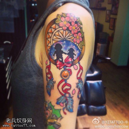 手臂彩色个性捕梦网纹身图