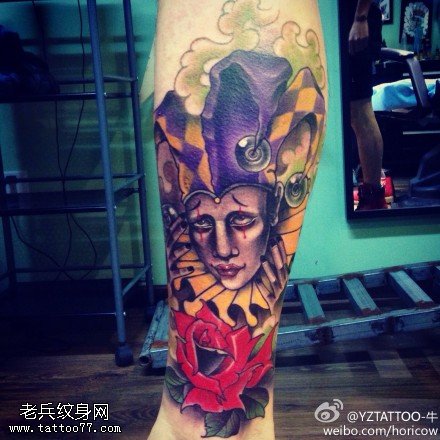 腿部彩色玫瑰花小丑纹身图案