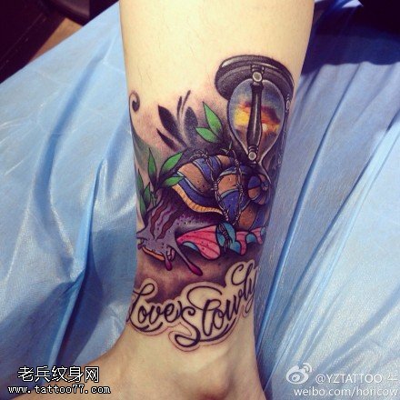 腿部彩色沙漏纹身图案
