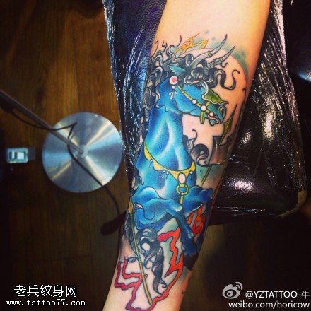 腿部彩色马纹身图片