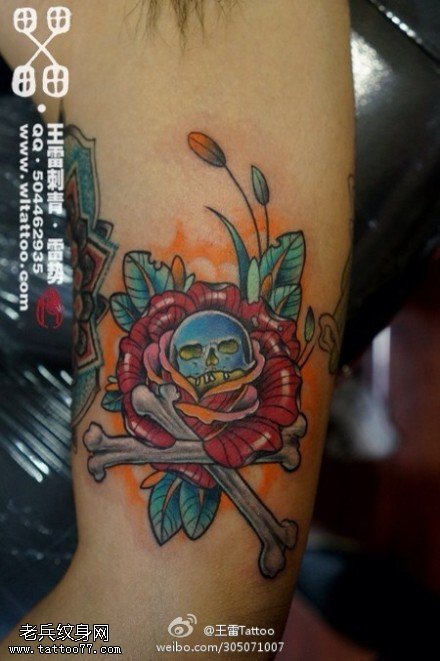 彩色美妙花骷髅头纹身图案