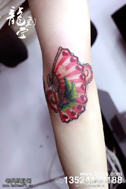 彩色漂亮的扇子纹身图案