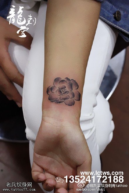 清新简洁的小花纹身图案