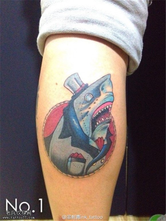 腿部个性彩色鲨鱼纹身图案