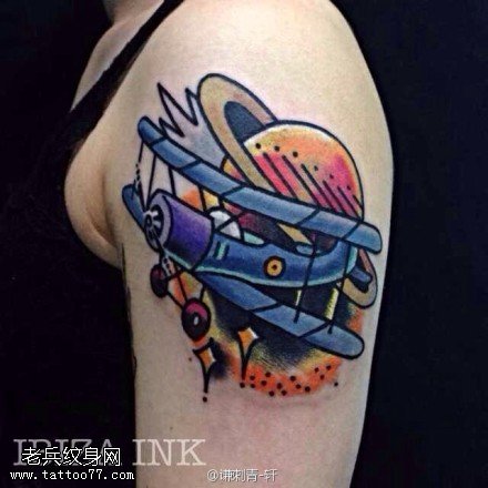 手臂彩色飞机宇宙纹身图案