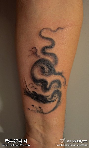 抽象小龙闹海纹身图案