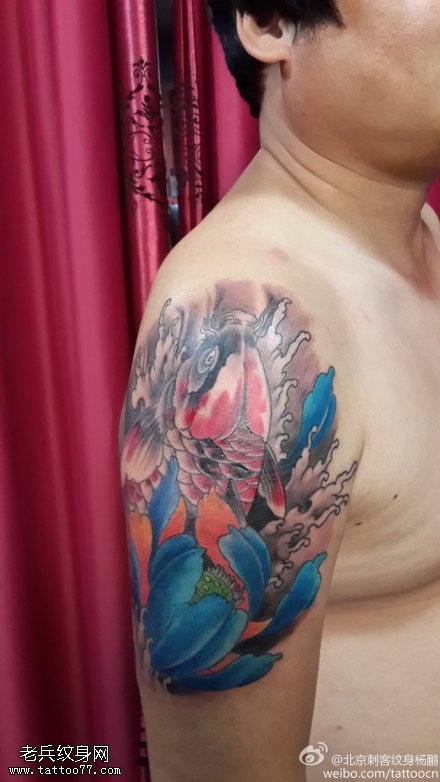 三朵艳丽莲花大锦鲤纹身图案