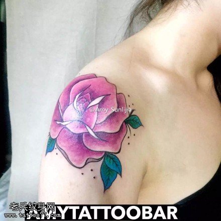 肩膀娇艳的玫瑰纹身图案