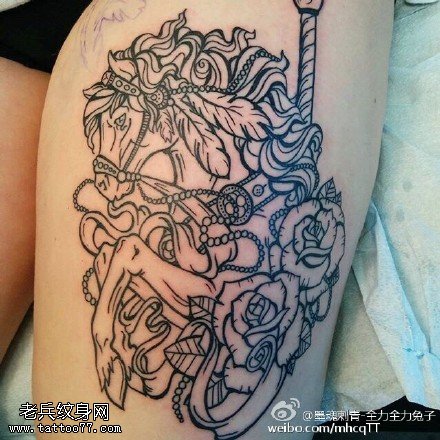 大腿上的骏马玫瑰纹身图案