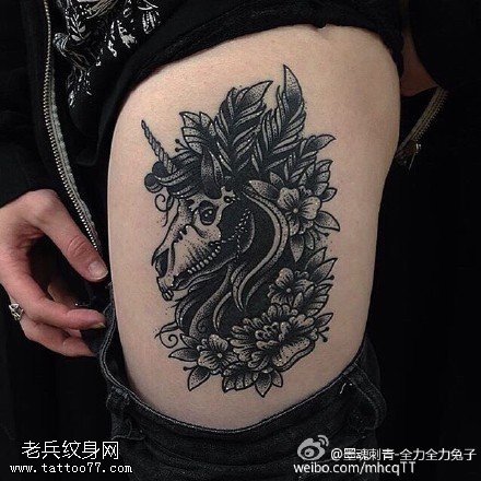 大腿上漂亮的独角兽纹身图案