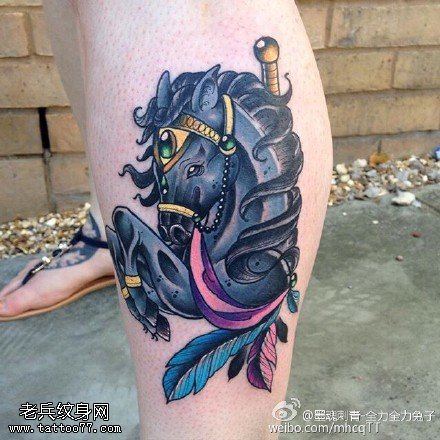 小腿上漂亮的独角兽纹身图案
