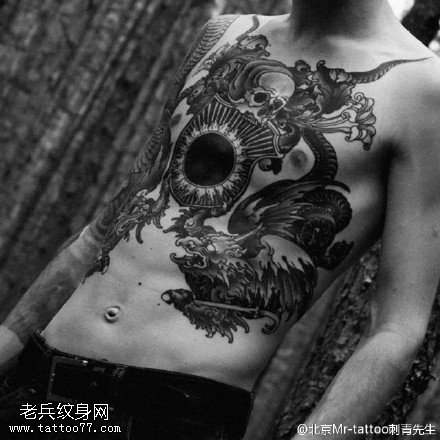 胸部点刺太阳骷髅纹身图案