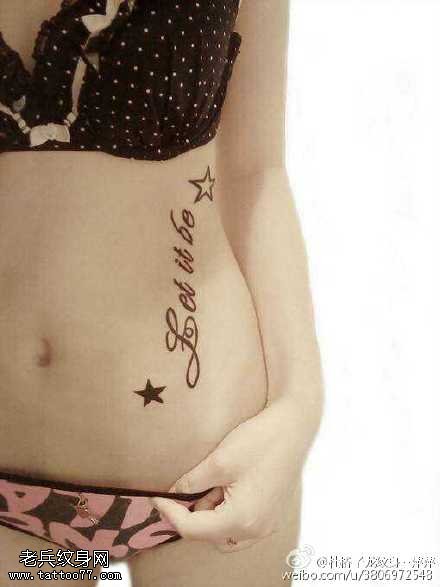 美女侧腹花体英文五角星纹身图案