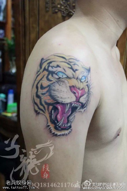 肩膀上霸气的老虎头纹身图案