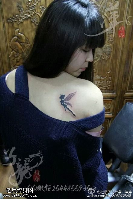美女肩部简单精致的天使纹身图案