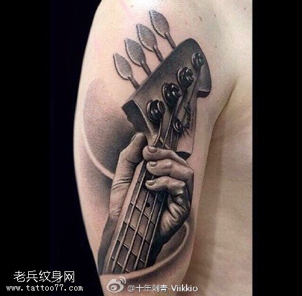 肩膀上的琴把纹身图案