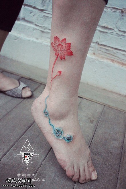 脚腕上的莲花祥云纹身图案